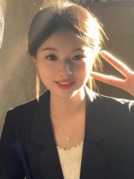 靠自己的努力当上了千亿富少奶奶 封面